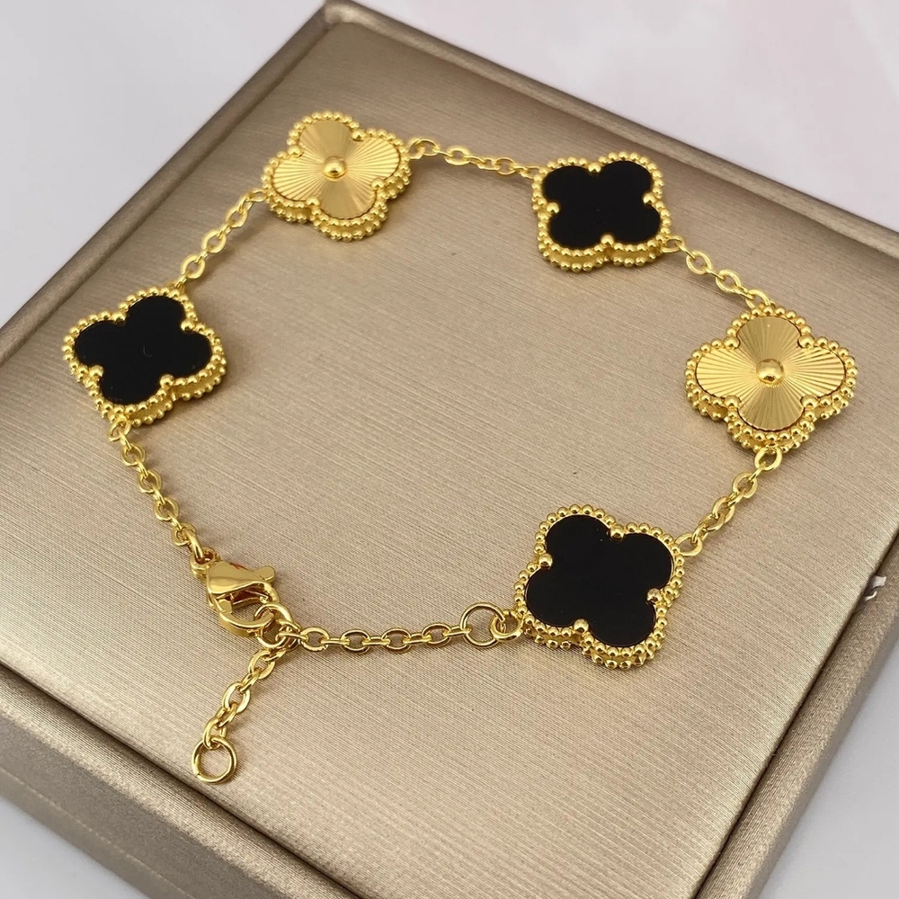 Elegant Gold and Black Clover Bracelet 15mm